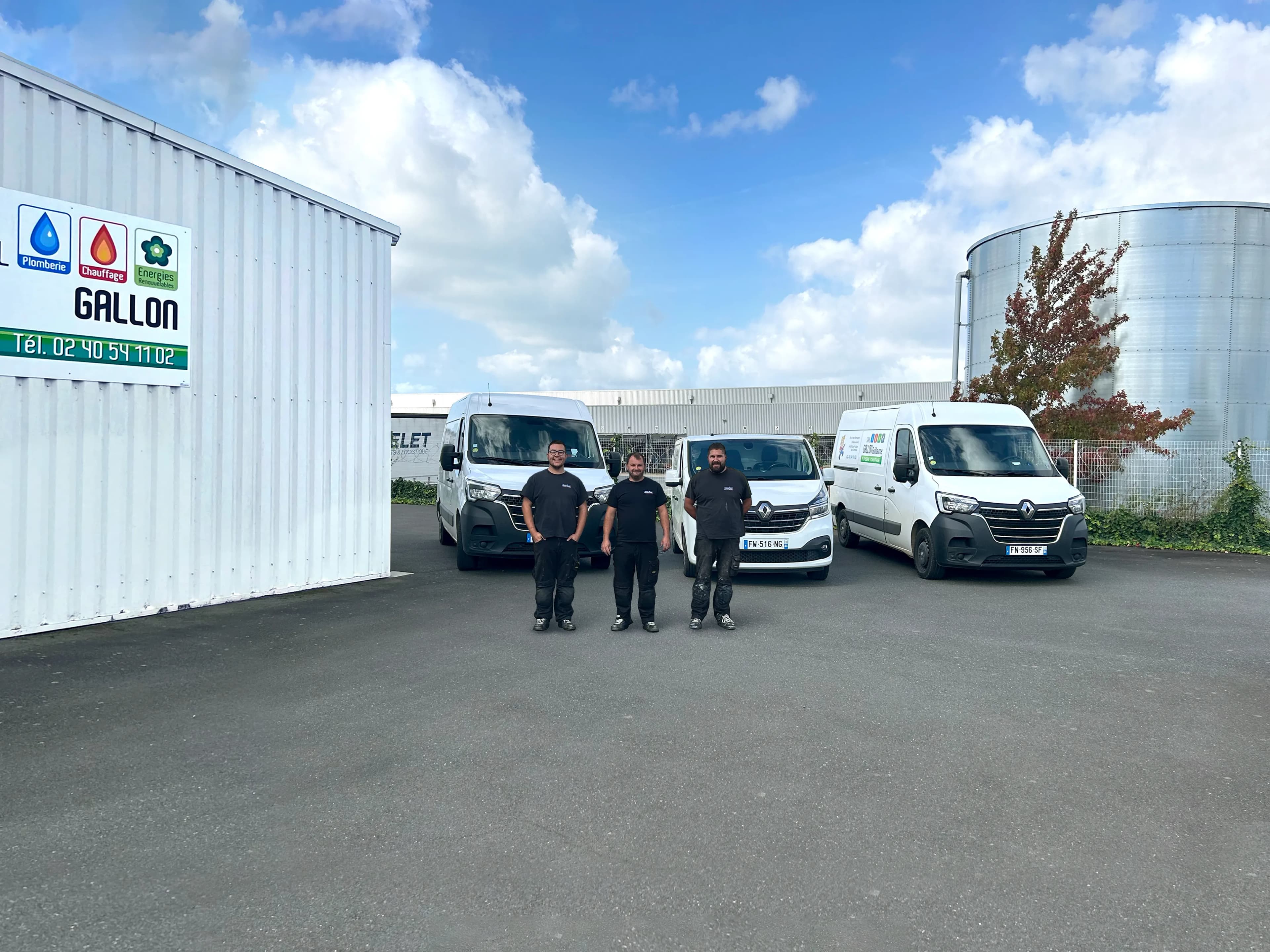 Photo de l'équipe de la SARL Gallon Guillaume devant l'atelier.