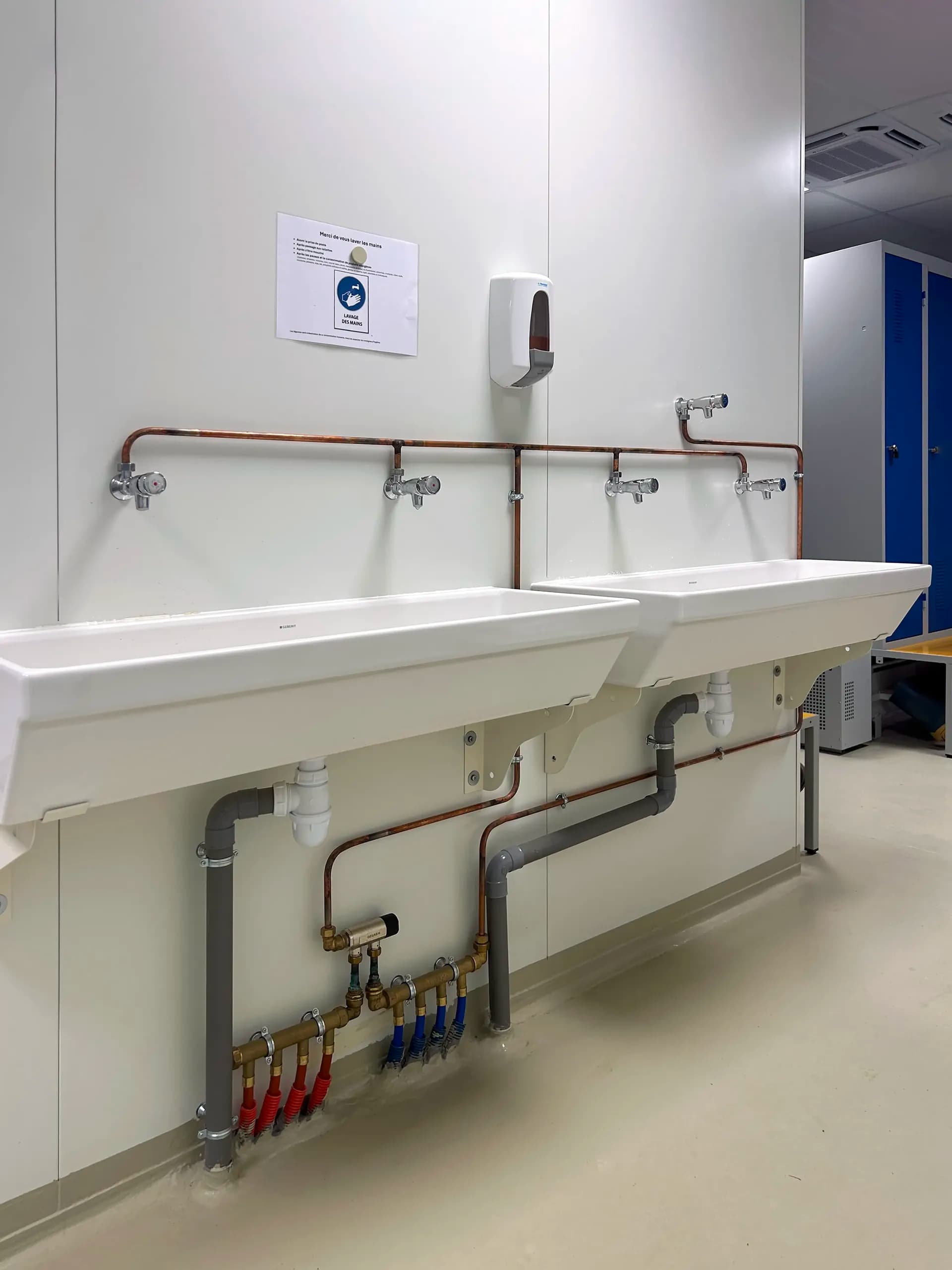 Photo de lavabos collectifs